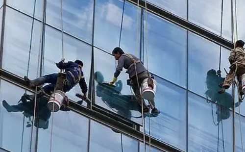 安全與效率:高空清(qīng)洗服(fú)務(wù)的全(quán)麵解(jiě)析.jpg